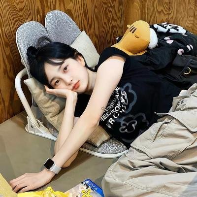 与一位女士合影